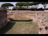 04552 ostia - regio i - insula xiv - caseggiato (i,xiv,7) - bogen an der suedseite - westlich - 09-2023.jpg